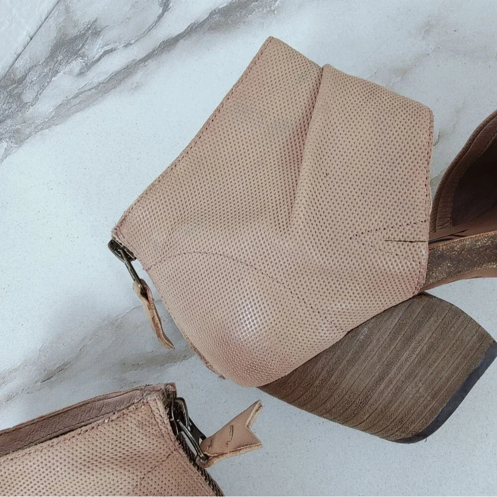OTBT Women's Patchouli Tan Perforated Leather Stacked Heel Sandal, Sz 6
